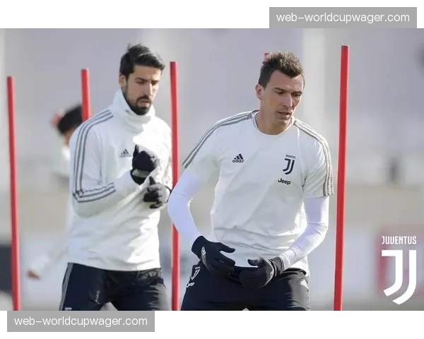 特写镜头：36岁的博努奇在训练课后加练五十次头球攻门