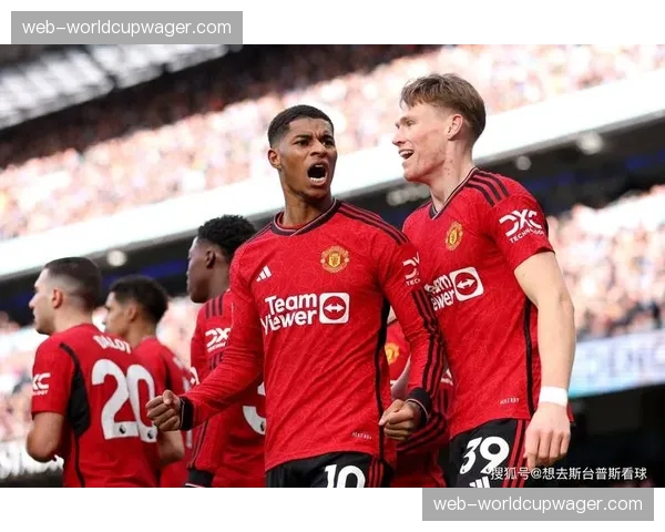 半场战报：十人曼联0-2落后切尔西，拉什福德染红引主场球迷嘘声
