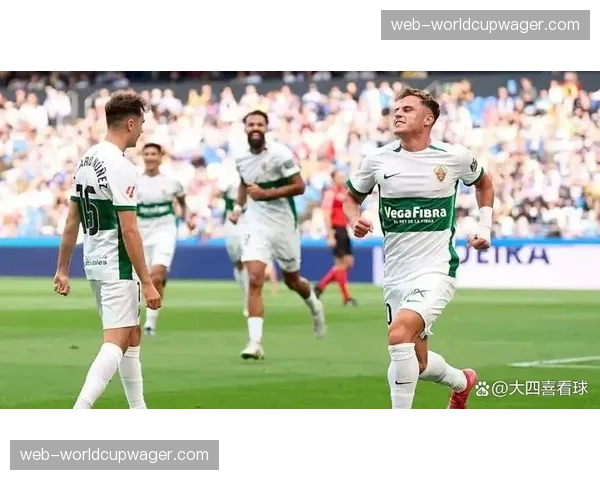 镜头聚焦：奥萨苏纳前锋阿维拉因一次冲刺压迫后抽筋被换下