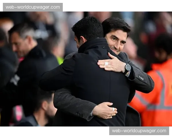 特写:争议判罚后,伯恩茅斯主帅伊劳拉在场边愤怒抗议 特写:争议判罚后,伯恩茅斯主帅伊劳拉在场边愤怒抗议